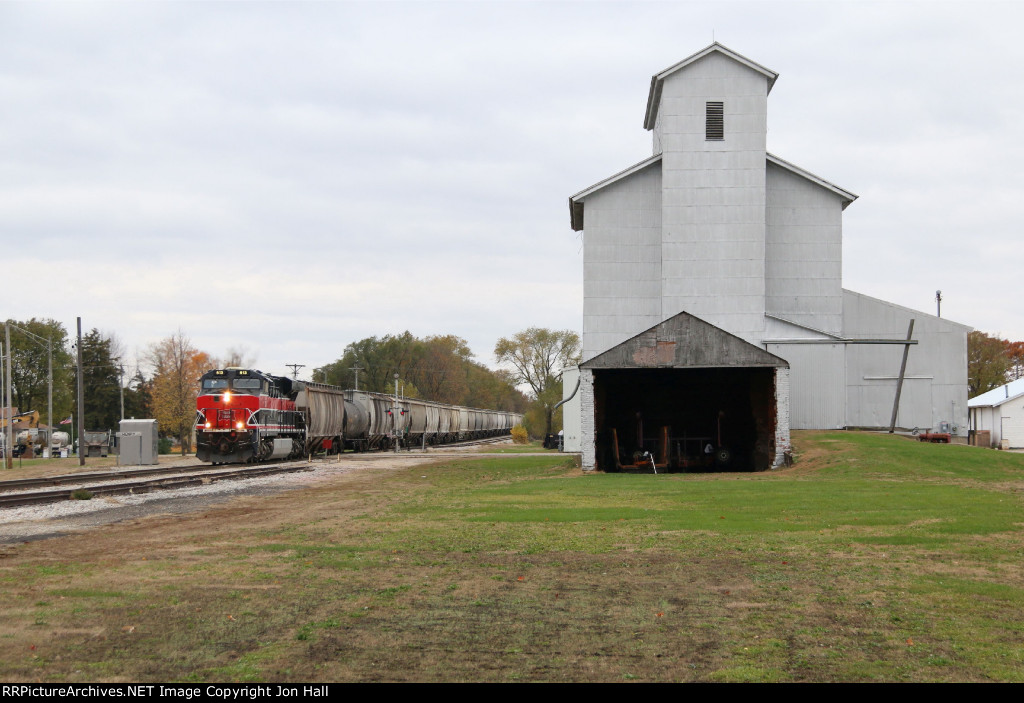513 passes the old grain elevator as it leads PESI